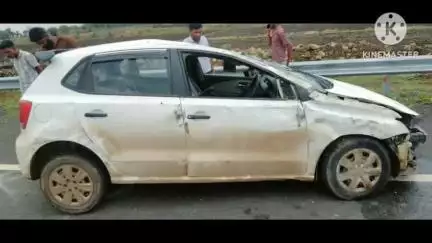 बड़ौद: गरोठ-उज्जैन फोरलेन पर टायर फटने से चारपहिया वाहन दुर्घटनाग्रस्त, दो लोग घायल