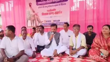 किशनगंज: भाजपा कार्यकर्ताओं ने अंबेडकर टाउन हॉल के पास राजद के खिलाफ किया धरना प्रदर्शन