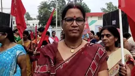 पूसा: पूसा इलाके के स्वास्थ्य केंद्रों के कर्मियों ने CS कार्यालय का घेराव किया