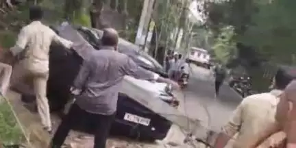 കരുനാഗപ്പള്ളി: റേഷൻ കിട്ടിയില്ലേലും, ജീവൻ രക്ഷപെട്ടല്ലോ, കോയിവിള പുല്ലിക്കാട്ടു ജംഗ്ഷന് സമീപം നിയന്ത്രണം വിട്ടകാർ അപകടത്തിൽപ്പെട്ടു