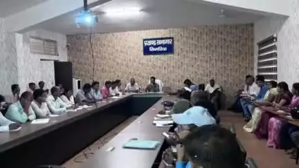 सिमरिया: बीडीओ ने प्रखंड कार्यालय में विभिन्न योजनाओं की समीक्षा बैठक की