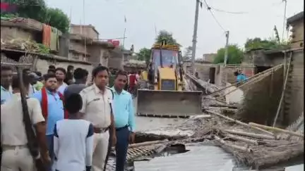 मोतिहारी: जिले के पकड़िया कुबरा गांव में प्रशासन ने बलपूर्वक हटाया अतिक्रमण