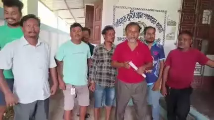 জলপাইগুড়ি: টুকলিমারিতে দুর্বল সেতু দিয়ে যাতায়াত বন্ধ করেছে প্রশাসন, পাশে বিকল্প কোন রাস্তাও নেই৷ চরম দুর্ভোগ