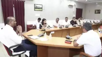 बैरसिया: भोपाल कमिश्नर कार्यालय में कमिश्नर संजीव सिंह ने अफसरों से डिजिटाइजेशन प्रक्रिया जल्द पूरी करने को कहा