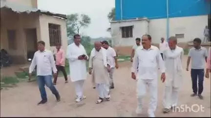 दरियापुर: दरियापुर प्रखंड कार्यालय का बीस सूत्री अध्यक्ष ने किया औचक निरीक्षण, कई कार्यालयों में ताला बंद देखकर हुए नाराज़