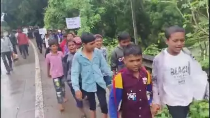 कळवण: अजंग येथील विवेकानंद एक्सलंट स्कूलच्या विद्यार्थ्यांचा आयुक्त कार्यालयाकडेजाणारा मोर्चा आठंब्यात थांबवल खासदार भगरे