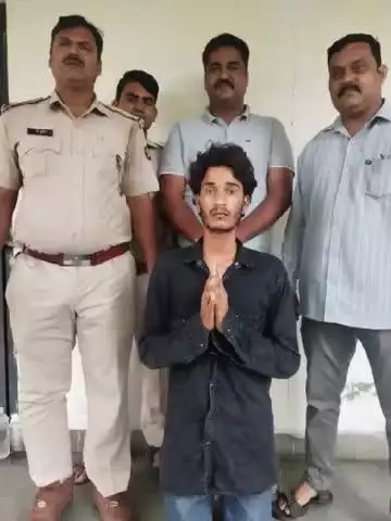 कोटा शहर पुलिस थाना बोरखेड़ा की टीम द्वारा फरियादी पर चाकू से हमला करने के प्रकरण में वांछित अपराधी गिरफ्तार। पीड़ित को रास्ते में रोक कर पैसों की मांग को लेकर मारे थे चाकु।

।कोटा शहर पुलिस सदैव आपकी सेवा में तत्पर।