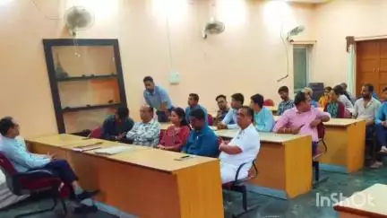 प्रतापगढ़: नगर परिषद आयुक्त ने अधिकारियों व कर्मचारियों की बैठक ली, विकास कार्यों की समीक्षा की और सफाई व्यवस्था सुधारने का निर्देश दिया