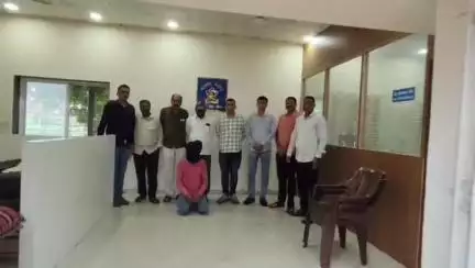 नाशिक: "मी पोलीस आहे" सांगत नागरिकांना दमदाटी करणाऱ्या फरार आरोपीला खुटवड नगर येथे पोलिसांनी घेतले ताब्यात