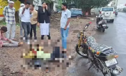 झाबुआ: झाबुआ में बाइक सवार युवक दुर्घटना का शिकार, दो युवक गंभीर रूप से घायल