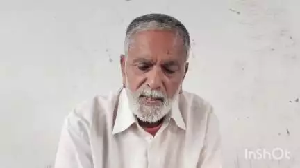 उज्जैन ग्रामीण: सरपंच पंचायत में स्कूल खोलने की मांग लेकर डीईओ कार्यालय के बाहर भूख हड़ताल पर बैठे