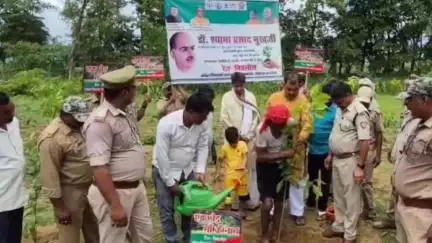 निचलौल: डॉ. श्यामा प्रसाद मुखर्जी के बलिदान दिवस पर 'एक पेड़ मां के नाम' अभियान की विशेष पहल की शुरुआत