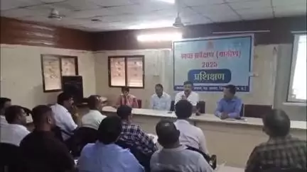 आमला: जनपद पंचायत आमला के सभा कक्ष में मास्टर ट्रेनरों को मतदाता सूची से संबंधित एक दिवसीय प्रशिक्षण दिया गया