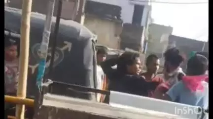 कुलपहाड़: कुलपहाड़ बस स्टैंड पर फिर दिखी गुंडागर्दी, युवक की सरेआम पिटाई का वीडियो सोशल मीडिया पर हुआ वायरल