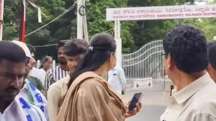 చిలకలూరిపేట సీఐపై ఎస్పీకి ఫిర్యాదు చేసిన మహిళ