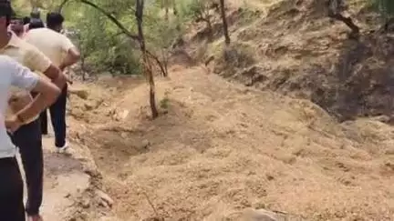 श्रीमाधोपुर: अजीतगढ़ के धारा जी की घाटी में मूंगफली के छीलकों से भरे ट्रक के नीचे दबने से माता-पिता सहित एक बच्ची की मौत