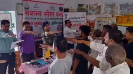 निचलौल: नशा मुक्त समाज के लिए SSB ने भारत-नेपाल सीमा पर ग्रामीणों को नशे से दूर रहने की दिलाई शपथ