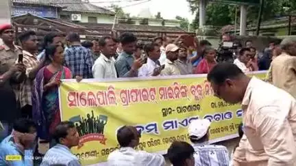 ପାଟଣାଗଡ: ସାଲେପାଲି ଖଣି ଖନନ ବିରୋଧରେ କାର୍ଯ୍ୟାଳୟରେ ସହକାରୀ ଜିଲ୍ଲାପାଳଙ୍କୁ ଦାବିପତ୍ର ଦେଲେ ଅଞ୍ଚଳବାସୀ #jansamasya