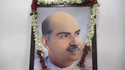 रायपुर: सीएम साय ने शिक्षाविद् डॉ. श्यामा प्रसाद मुखर्जी की पुण्यतिथि पर उनके शैलचित्र पर पुष्पांजलि अर्पित की