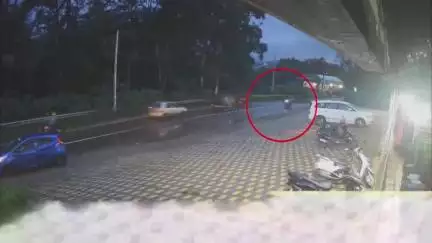 ഇടുക്കി: കട്ടപ്പന വെള്ളയാംകുടി റോഡിൽ ഇരുചക്ര വാഹനം മറിഞ്ഞ് 2 പേർക്ക് പരിക്ക്, സിസിടിവി ദൃശ്യം