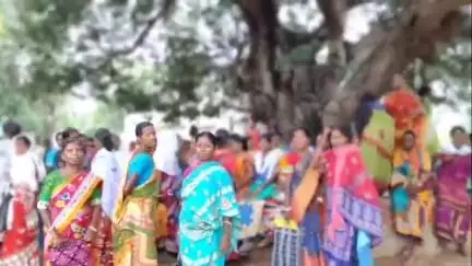 কাশীপুর: কাশীপুরের ৪টি অঞ্চলের ৩২৮ জন মহিলার থেকে দেড় কোটি টাকার প্রতারণা অভিযুক্ত পলাতক,থানায় বিক্ষোভ মহিলাদের #jansamasya