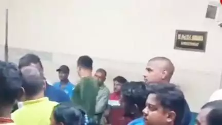 धनबाद/केंदुआडीह: SNMMCH में वेतन की मांग को लेकर सफाई कर्मियों ने किया कार्य बहिष्कार