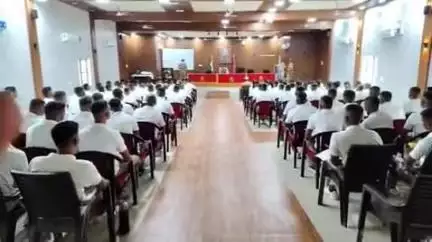 भिनगा: पुलिसलाइन भिनगा में SP ने ITC में प्रशिक्षु आरक्षियों के साथ गोष्ठी कर गतिविधियों में सहभागिता के लिए किया प्रेरित