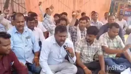 गोपालगंज: शहर के आंबेडकर चौक पर ग्रामीण आवास संघ के सदस्यों ने 16 सूत्री मांगों को लेकर किया धरना प्रदर्शन