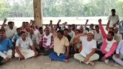 आरा: आवास सहायक ने रमना मैदान में बैठक कर हड़ताल को सफल बनाने पर की चर्चा, बोले- 12 हजार में नहीं चल सकता परिवार