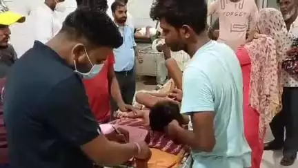 महोली: जोशी टोला में छत के ऊपर से निकले बिजली के तारों की चपेट में आकर मासूम बच्चा बुरी तरह झुलसा