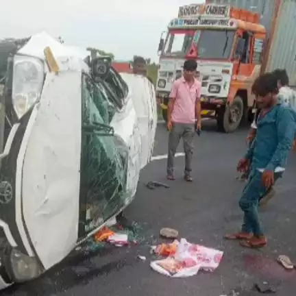 लक्ष्मणगढ़: बड़ोदा मेव में दिल्ली-मुंबई एक्सप्रेस वे पर ड्राइवर को नींद की झपकी आने से कार पलटी, तीन सवारी गंभीर रूप से घायल