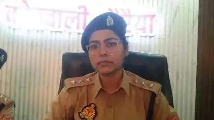 खबर औरैया से कोतवाली में ई-रिक्शा और ऑटो चालकों की गई बैठक जानकारी देती यातायात सीओ सृष्टि सिंह