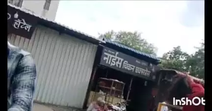 लातूर: रेनापुर नाका परिसरात ट्रिपल सीट जाणाऱ्या तरुणींना महिला कॉन्स्टेबलने चांगलंच झापलं,व्हिडिओ सोशल मीडियावर तुफान व्हारलं