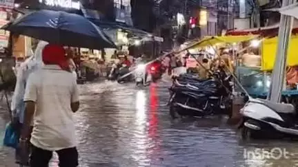होशंगाबाद नगर: बारिश से पहले नालों की सफाई होने के बावजूद जयस्तंभ चौक पर हुआ जलजमाव, दुकानों में भी घुसा बारिश का पानी