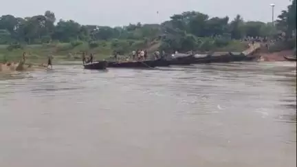 ডেবরা: ডেবরার টাবাগেড়িয়া কাঁসাই নদীতেও হোলো ঘাটালের মতো ভাসাপুল,কিছুটা স্বস্তিতে যাত্রীরা #jansamasya