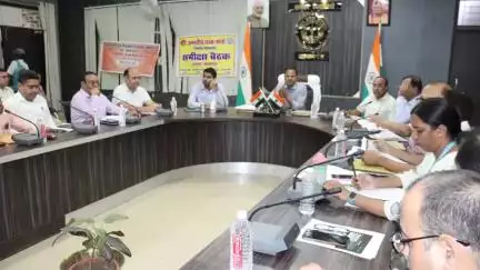आज़मगढ़: डीएम ने बैंक प्रतिनिधियों संघ की बैठक में युवा उद्यमियों को आत्मनिर्भर बनाने की तैयारी तेज की, 27 जून को मिलेगा ऋण