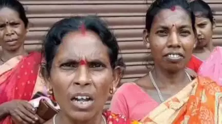 गोड्डा: ग्रुप लोन और हेल्थ बीमा के नाम पर लाखों की ठगी, महिलाएं ऑफिस के बाहर पहुंचीं