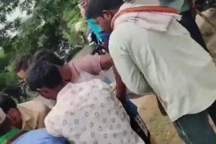 सहावर: गंज रोड पर पेट्रोल टंकी के निकट बाइक फिसलने से युवक घायल हुए