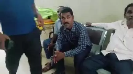 କେନ୍ଦୁଝର ସହର: ବାସୁଦେବପୁର ଅଞ୍ଚଳ ରଘୁଆଳସାହି ଓଭର ବ୍ରିଜ ଠାରେ ସଡ଼କ ଦୁର୍ଘଟଣାରେ ଗୁରୁତର କଟକ ସ୍ଥାନାନ୍ତରିତ ଆନନ୍ଦପୁର ଠାରେ  ବେଳେ ମୃତ