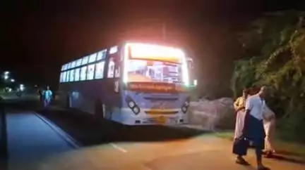 புவனகிரி: தெற்குதிட்டையில் கிராமப்புற அரசு பேருந்து பழுதாகி  நின்றது. பயணிகளை இரவு நேரத்தில் நடுவழியில் இறக்கி விட்டதால் பரிதவிப்பு