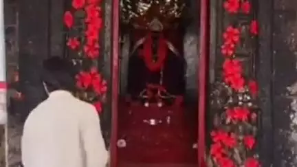 मानपुर: रोहनिया स्थित प्रसिद्ध मां ज्वालामुखी मंदिर में पुजारी ने की आरती, प्रसाद बांटा, लोगों ने खुशहाली की विनती की