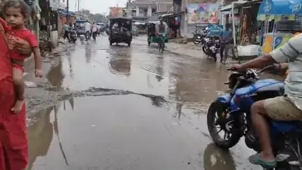 शंभूगंज: शंभूगंज बाजार की सड़कों पर नाला नहीं रहने के कारण जल जमाव से वाहन चालक और आमजन परेशान
#jansamasya