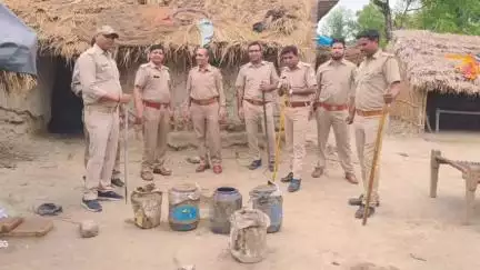 गौरीगंज: गौरीगंज जिलाधिकारी के निर्देश पर आबकारी विभाग ने की छापेमारी, मौके पर 50 लीटर अवैध शराब बरामद