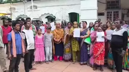 ବାରିପଦା ମ୍ୟୁନିସିପାଲଟି: ତିତିରି ମୌଜାର ଶତାଧିକ ଲୋକଙ୍କ ଜବରଦଖଲ ଜମି ଉଚ୍ଛେଦକୁ ନେଇ ପ୍ରତିବାଦ, ଜିଲ୍ଲାପାଳଙ୍କୁ କଲେ ଗୁହାରି #jansamasya