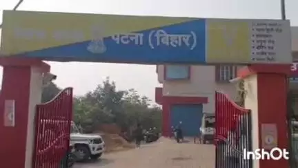 बिहटा: नेउरा के पास बाइक फिसलने से सड़क पर गिरकर एक युवक घायल