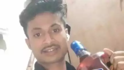 साहेबपुर कमाल: खरहट के एक युवक का शराब की बोतल के साथ सोशल मीडिया पर फोटो वायरल