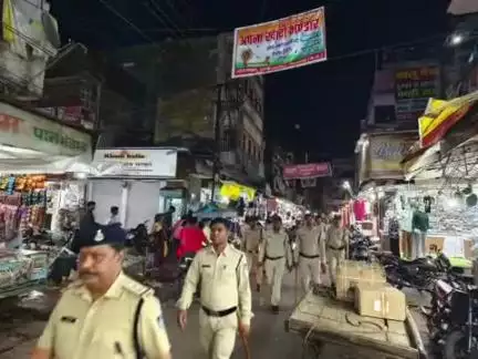 टीकमगढ़: नवागत कोतवाली थाना प्रभारी ने पुलिस बल के साथ शहर का भ्रमण किया, शांति बनाए रखने की अपील