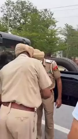 ਮਲੇਰਕੋਟਲਾ: ਮਲੇਰ ਕੋਟਲਾ ਪੁਲਿਸ ਵੱਲੋਂ ਲੋਕਾਂ ਦੀ ਸੁਰੱਖਿਆ ਦੇ ਮੱਦੇ ਨਜ਼ਰ ਪੁਲਿਸ ਸਟੇਸ਼ਨ ਦੇ ਬਾਹਰ ਹੀ ਕੀਤੀ ਗਈ ਨਾਕਾਬੰਦੀ