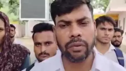 करौली: आईसीटी कम्प्यूटर अनुदेशकों ने सरकारी स्कूलों में ठेका प्रथा के खिलाफ कलेक्ट्रेट पर प्रदर्शन किया, ज्ञापन सौंपा