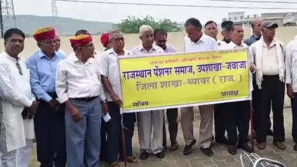 टाटगढ़: जवाजा में पेंशनरों ने विकास अधिकारी को सौंपा ज्ञापन, सरकार से न्याय की मांग की और वाजिब हक देने की अपील की